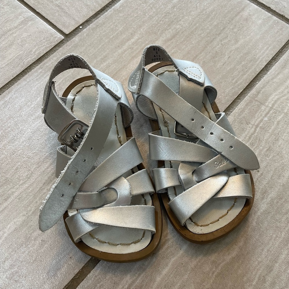 Saltwater Sandals Size 5 Silver